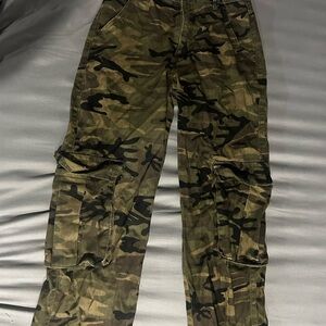 Women’s Camouflage Cargo Pants Size Small Stretchy